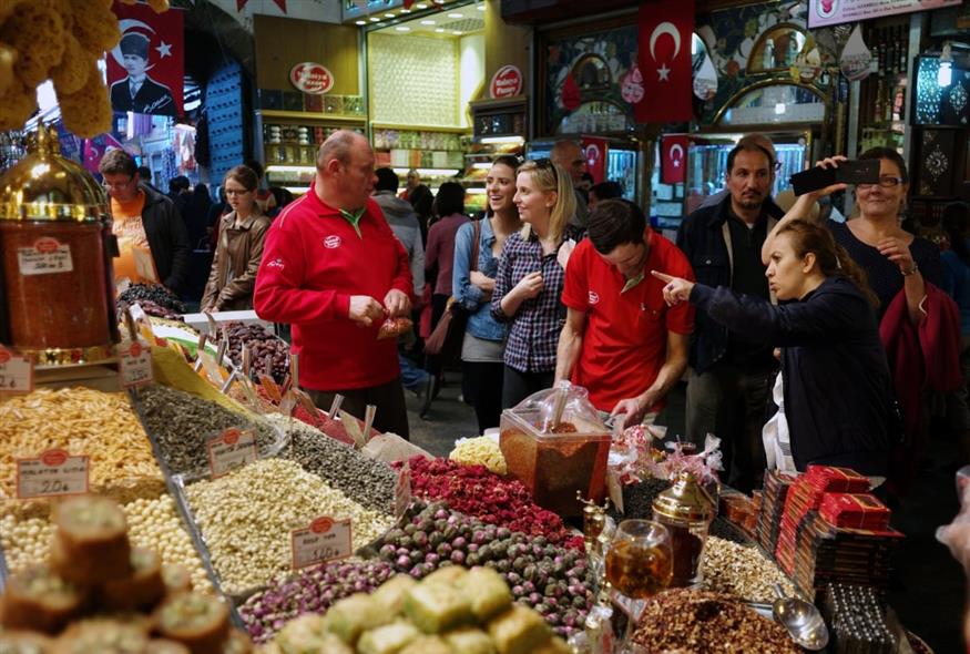 Φωτογραφία αρχείου από υπαίθρια αγορά της Κωνσταντινούπολης (AP)