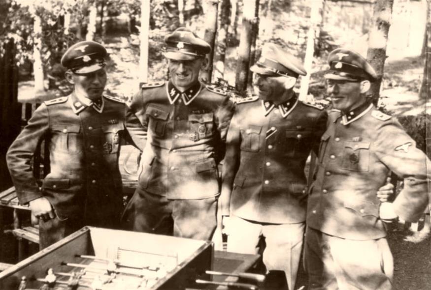 Ο Σέφερ, πρώτος από αριστερά, με ομάδα υπαξιωματικών των SS