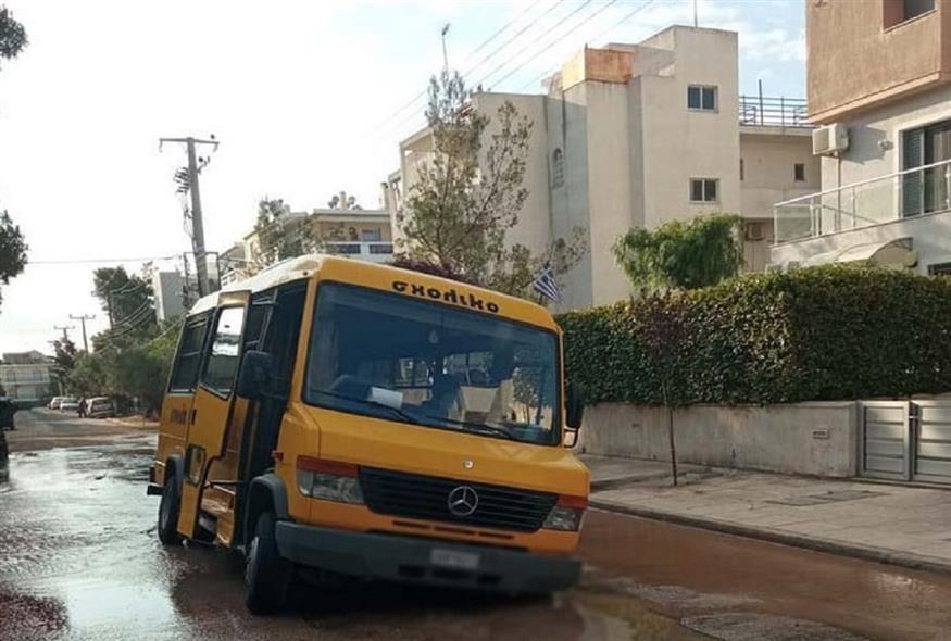 Σχολικό λεωφορείο έπεσε σε λακκούβα/ anatolika24