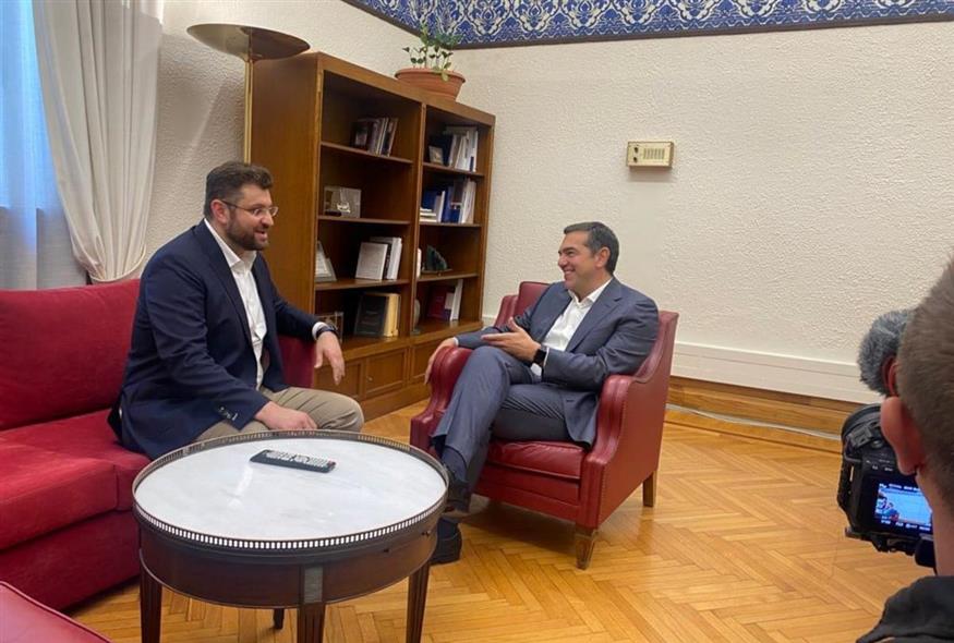 Συνάντηση του Αλέξη Τσίπρα με τον Κώστα Ζαχαριάδη στη Βουλή (Eurokinissi)