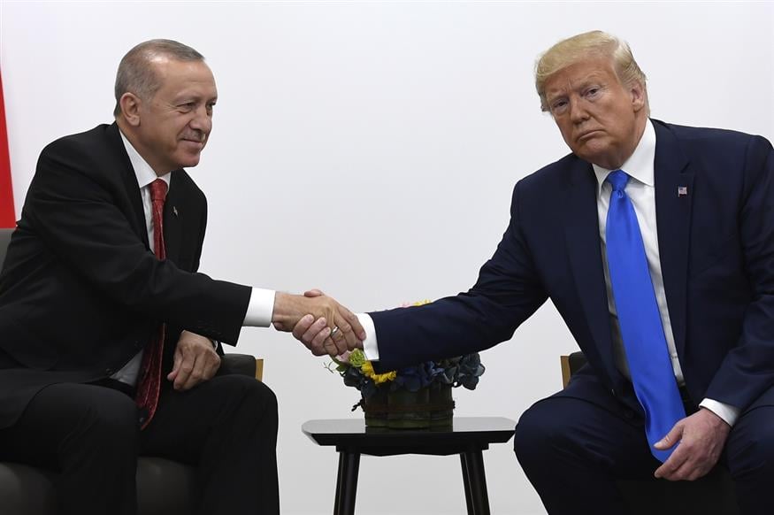 Ερντογάν και Τραμπ κατά τη διάρκεια συνάντησής τους στην Ιαπωνία τον Ιούνιο του 2019 (AP photo))