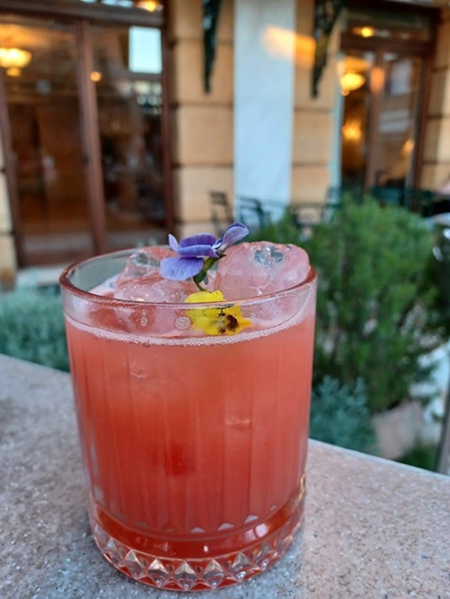 Το signature cocktail Enigma του Zohos με βάση το τζιν Mataroa | ©Χριστίνα Τσαμουρά