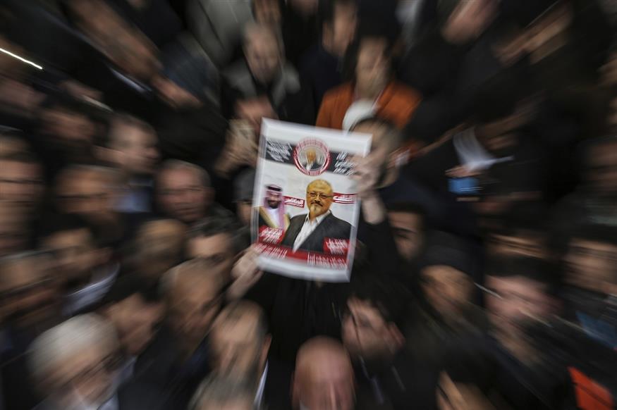 Ο Κασόγκι ζει, μέσα από αφίσες διαδηλωτών για τη δολοφονία του (AP Photo/Emrah Gurel)