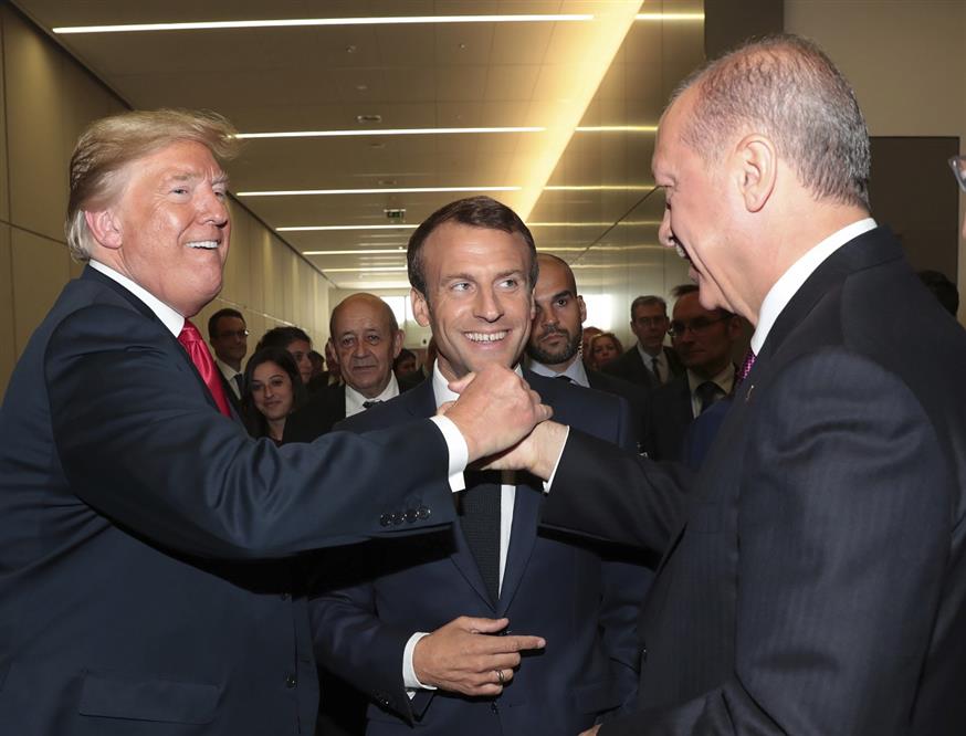 Θερμή χειραψία Τραμπ_Ερντογάν, υπό το χαμόγελο του Μακρόν (Presidency Press Service via AP, Pool)