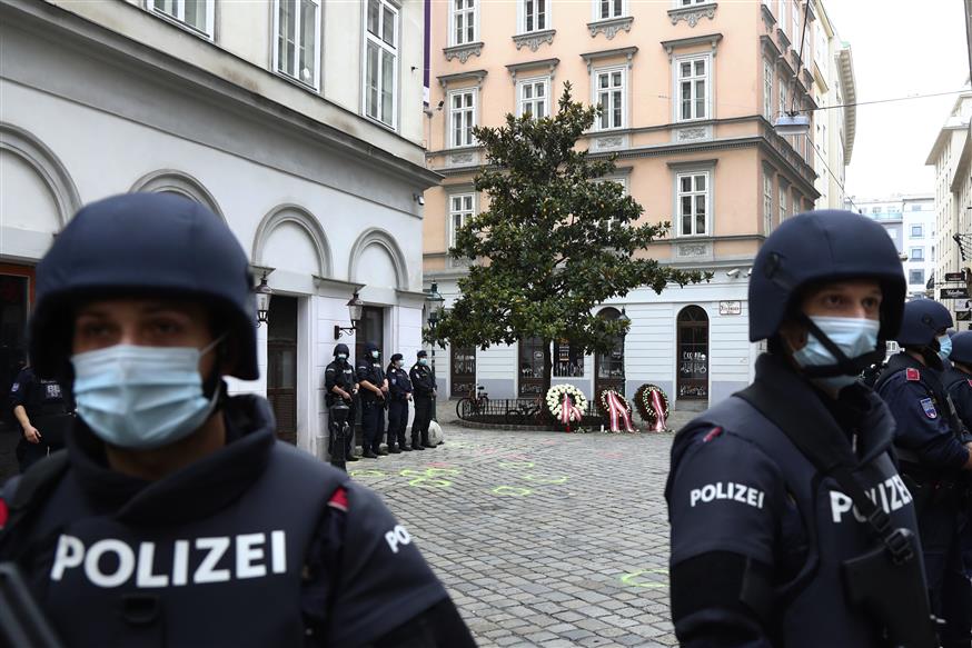 Αστυνομικοί στον τόπο του μακελειού στη Βιέννη (AP Photo/Matthias Schrader)