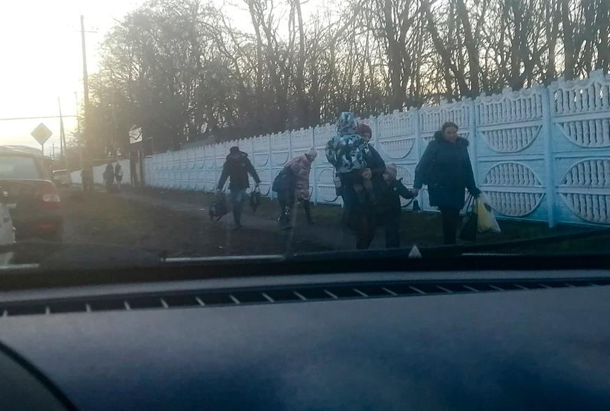 Οι άνθρωποι περπατούν μετά την εκκένωση από το Ντόνετσκ, την περιοχή που ελέγχεται από φιλορώσους μαχητές στην ανατολική Ουκρανία / AP Photo