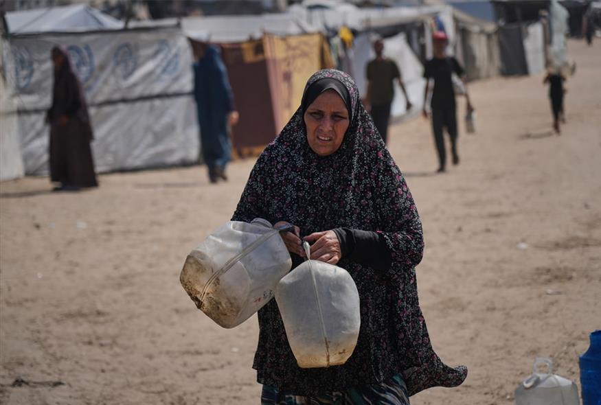 Εικόνες καταστροφής και απόγνωσης στην πολιορκημένη Γάζα