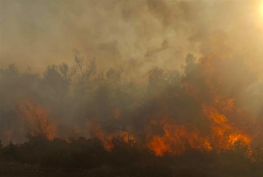 Φωτιά στην κεντρική Εύβοια: Καίει ανεξέλεγκτα - Εκκενώνονται χώρια