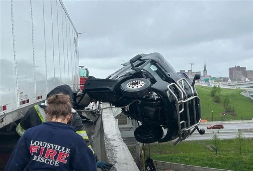 Φορτηγό κρέμεται στο κενό από γέφυρα (YOUTUBE)