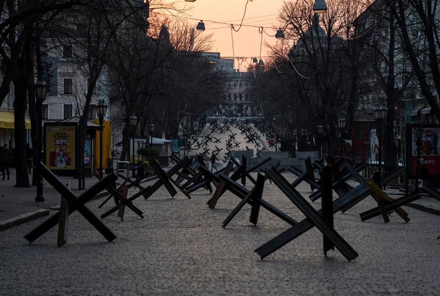 Αντιαρματικά στους δρόμους της Οδησσού, υπό τον φόβο ρωσικής επίθεσης (AP Photo/Petros Giannakouris)
