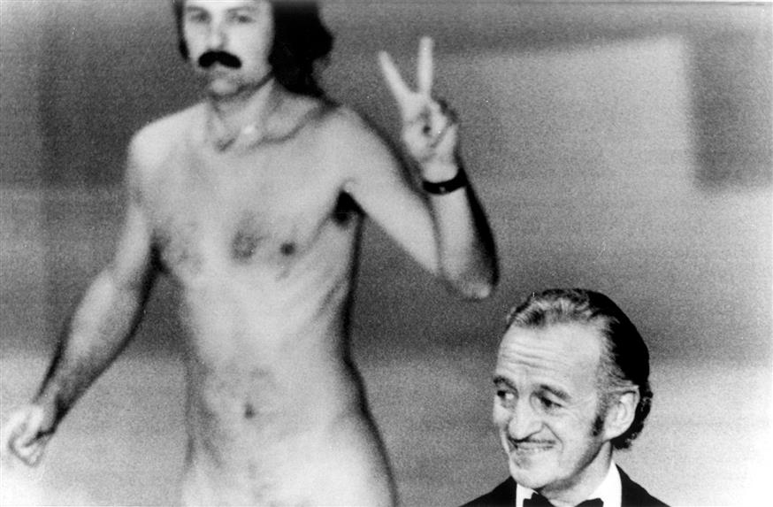 Γυμνός άντρας στην τελετή των Όσκαρ το 1974, ενώ μιλούσε ο ηθοποιός Ντέιβιντ Νίβεν (AP)