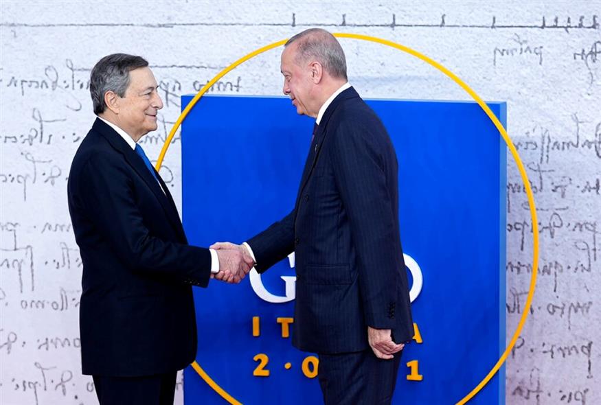 ο Ρετζέπ Ταγίπ Ερντογάν και ο Μάριο Ντράγκι στη Σύνοδο Κορυφής του ΝΑΤΟ στη Ρώμη/AP