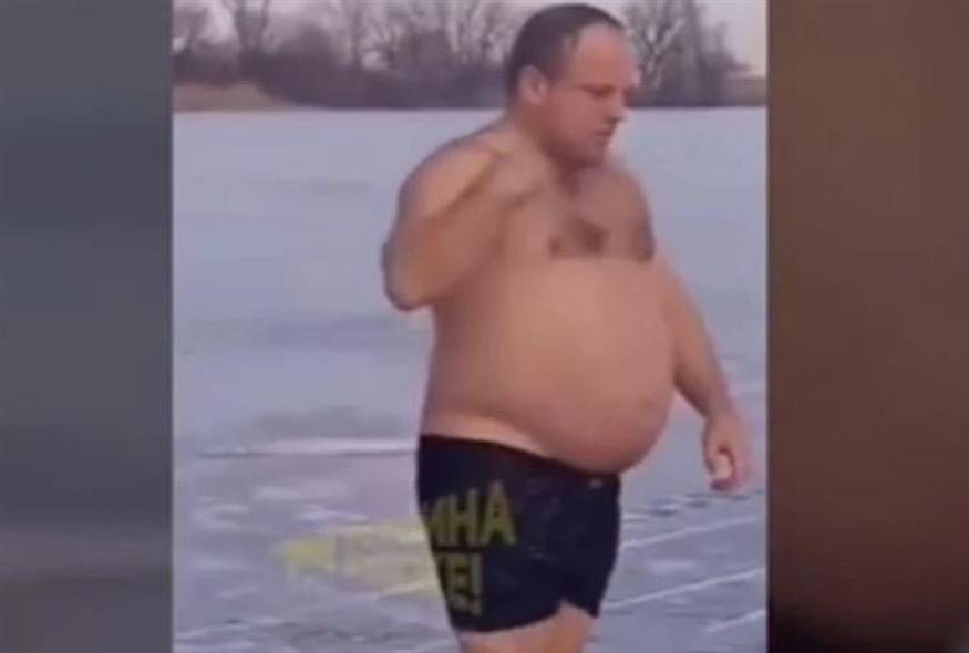 Νεκρός άνδρας που έπεσε στα παγωμένα νερά ποταμού στην Ουκρανία - Video Capture