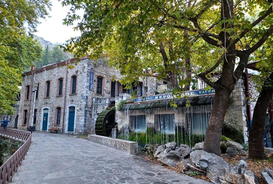 Στη λιθόστρωτη όχθη της Έρκυνας | © Χριστίνα Τσαμουρά Στη λιθόστρωτη όχθη της Έρκυνας | © Χριστίνα Τσαμουρά