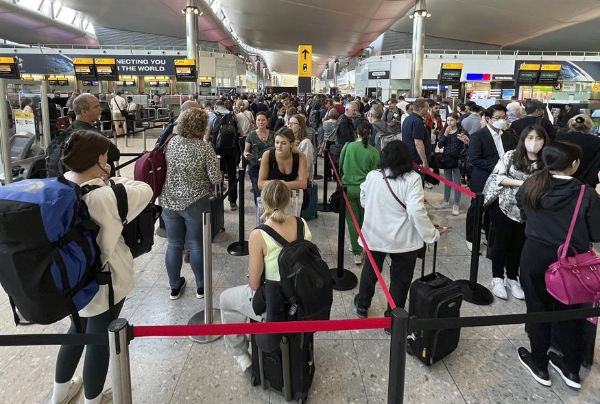 Χάος στο αεροδρόμιο Χίθροου του Λονδίνου (φωτογραφία αρχείου/ Associated Press)