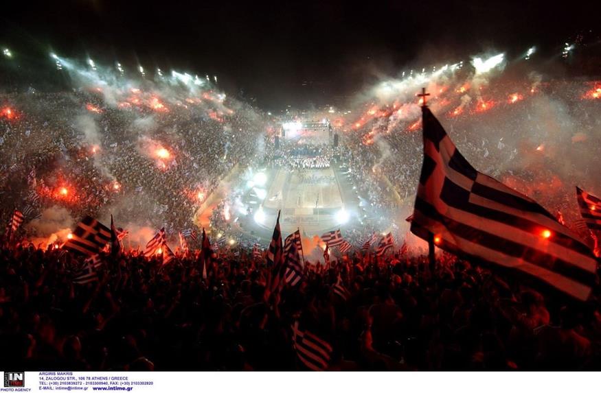 Ιστορικό στιγμιότυπο στο Καλλιμάρμαρο κατά την άφιξη της Εθνικής Ελλάδας ποδοσφαίρου το 2004