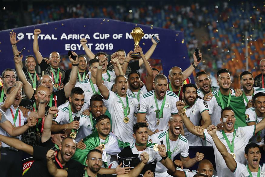 Ο αρχηγός της Αλγερίας, Ριγάντ Μαχρέζ, σηκώνει το Κύπελλο Εθνών Αφρικής (AP Photo/Ariel Schalit)