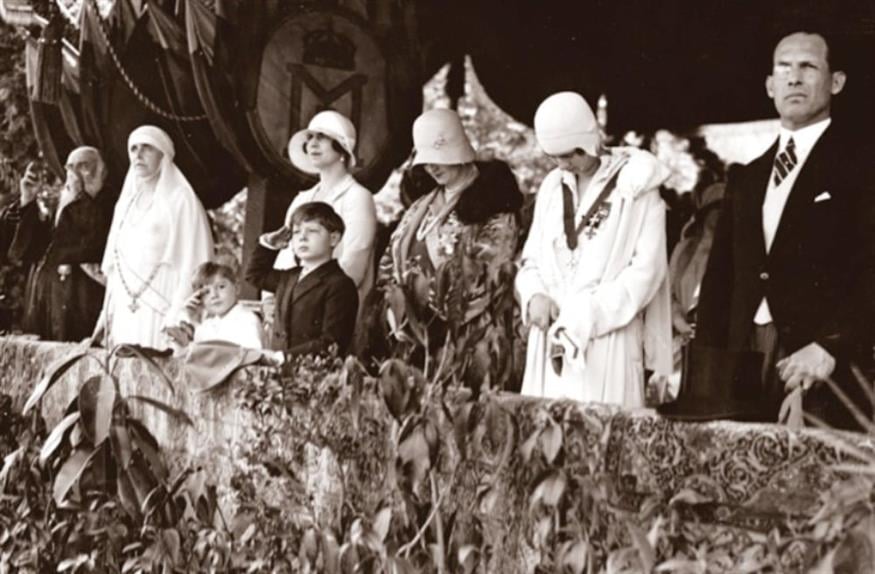 Αγέλαστος σχεδόν πάντα ο Γεώργιος, πλάι στην σύζυγό του.