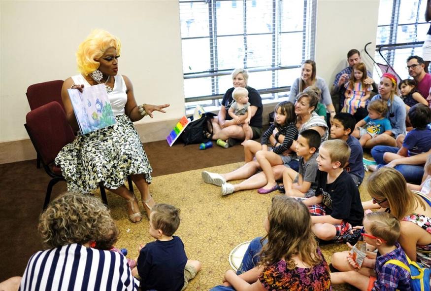 Drag Queen μιλά σε παιδιά/AP