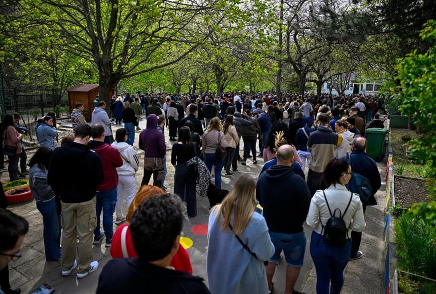Ούρες πολιτών έξω από εκλογικό κέντρο στην Ουγγαρία (AP Photo/Denes Erdos)