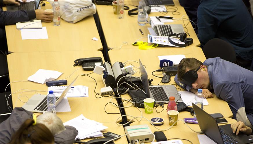 Δημοσιογράφοι κοιμούνται στα γραφεία του ευρωκοινοβουλίου στις Βρυξέλλες (ap)