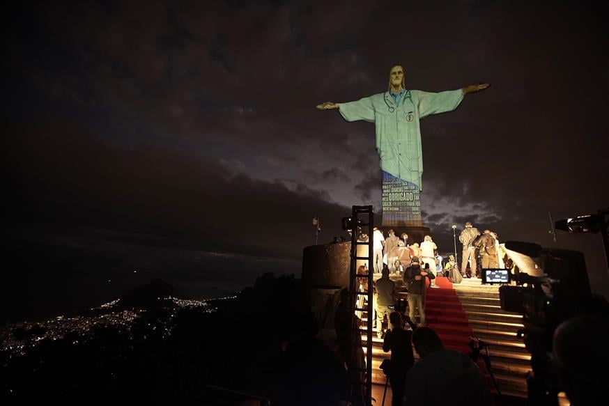 Ο Ιησούς του Ρίο «ντύθηκε» γιατρός/AP Images