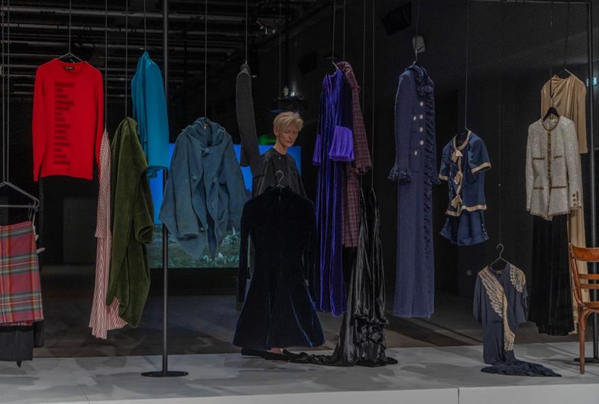 Η Tilda Swinton στην περφόρμανς «A Biographical Wardrobe» (Copyright: Andreas Simopoulos)