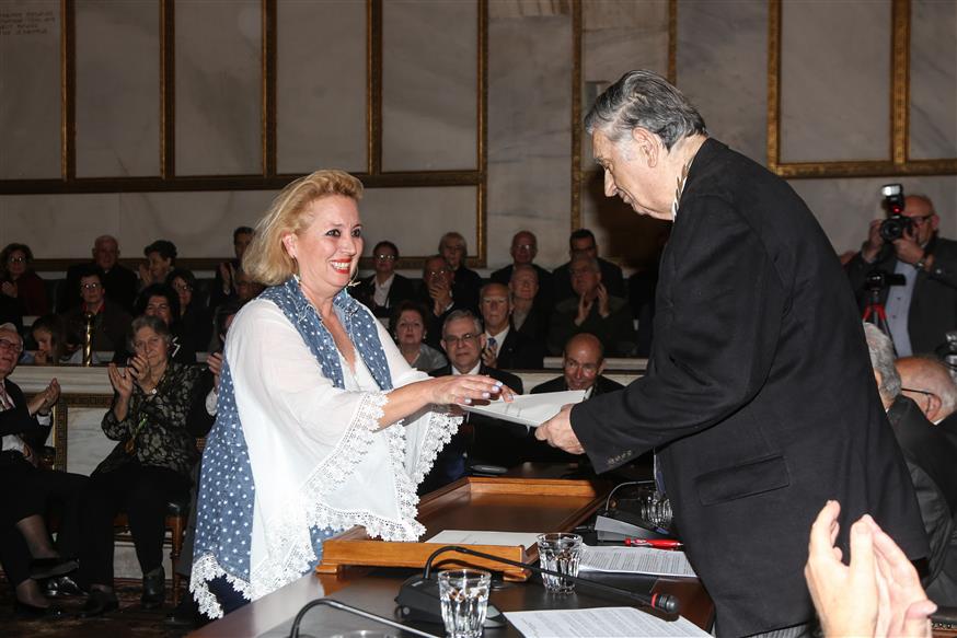 Η δασκάλα του μικρού μαθητή παραλαμβάνει βραβείο από την Ακαδημία Αθηνών (eurokinissi)