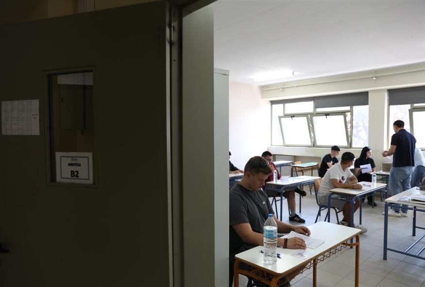 Καθορίστηκε η εξεταστέα ύλη για τις Πανελλαδικές εξετάσεις του 2026 (ΕUROKINISSI)
