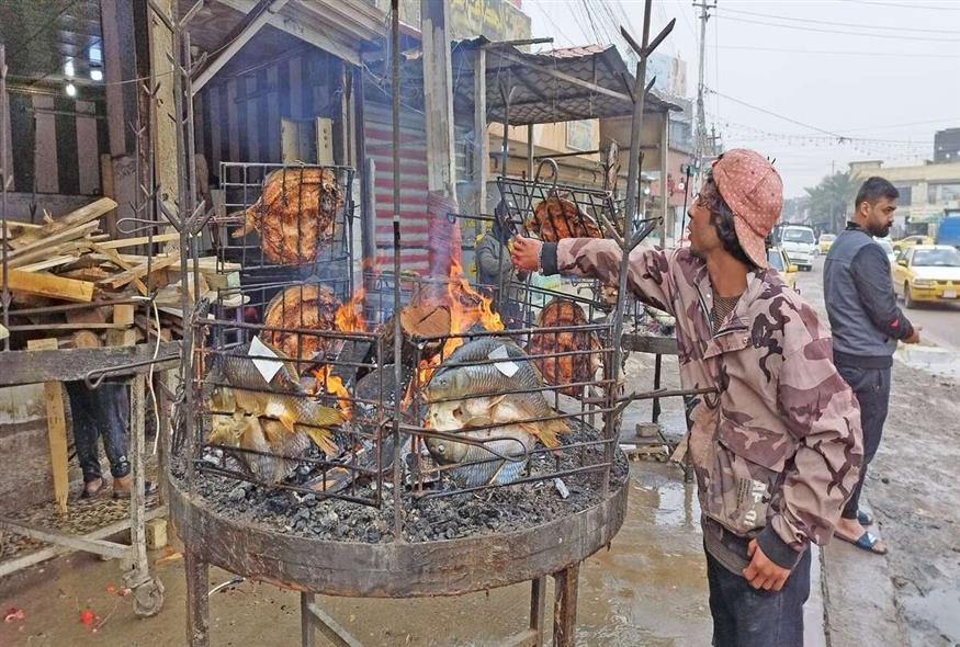 Υπαίθριο ψητοπωλείο ψαριών στη Βαγδάτη