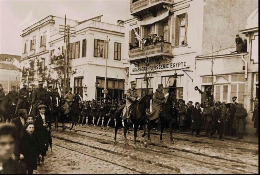 Ο ελληνικός στρατός εισέρχεται στη Θεσσαλονίκη