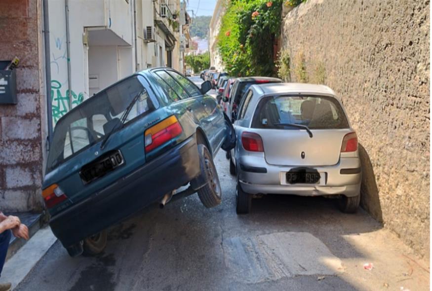Απίστευτο τροχαίο στο Ρέθυμνο: Οδηγός καβάλησε σταθμευμένο αμάξι/rethymnonews.gr
