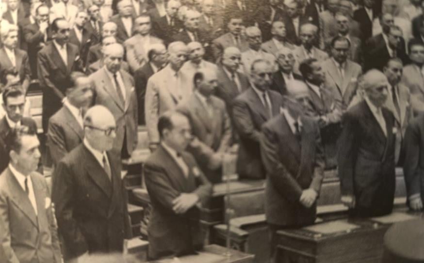 Ο Στέφανος Στεφανόπουλος, δεύτερος από αριστερά, στη Βουλή έχοντας στα αριστερά του τον Σπύρο Μαρκεζίνη. Πίσω διακρίνεται ο Κωνσταντίνος Μητσοτάκης. Ο Στέφανος Στεφανόπουλος, δεύτερος από αριστερά, στη Βουλή έχοντας στα αριστερά του τον Σπύρο Μαρκεζίνη. Πίσω διακρίνεται ο Κωνσταντίνος Μητσοτάκης.