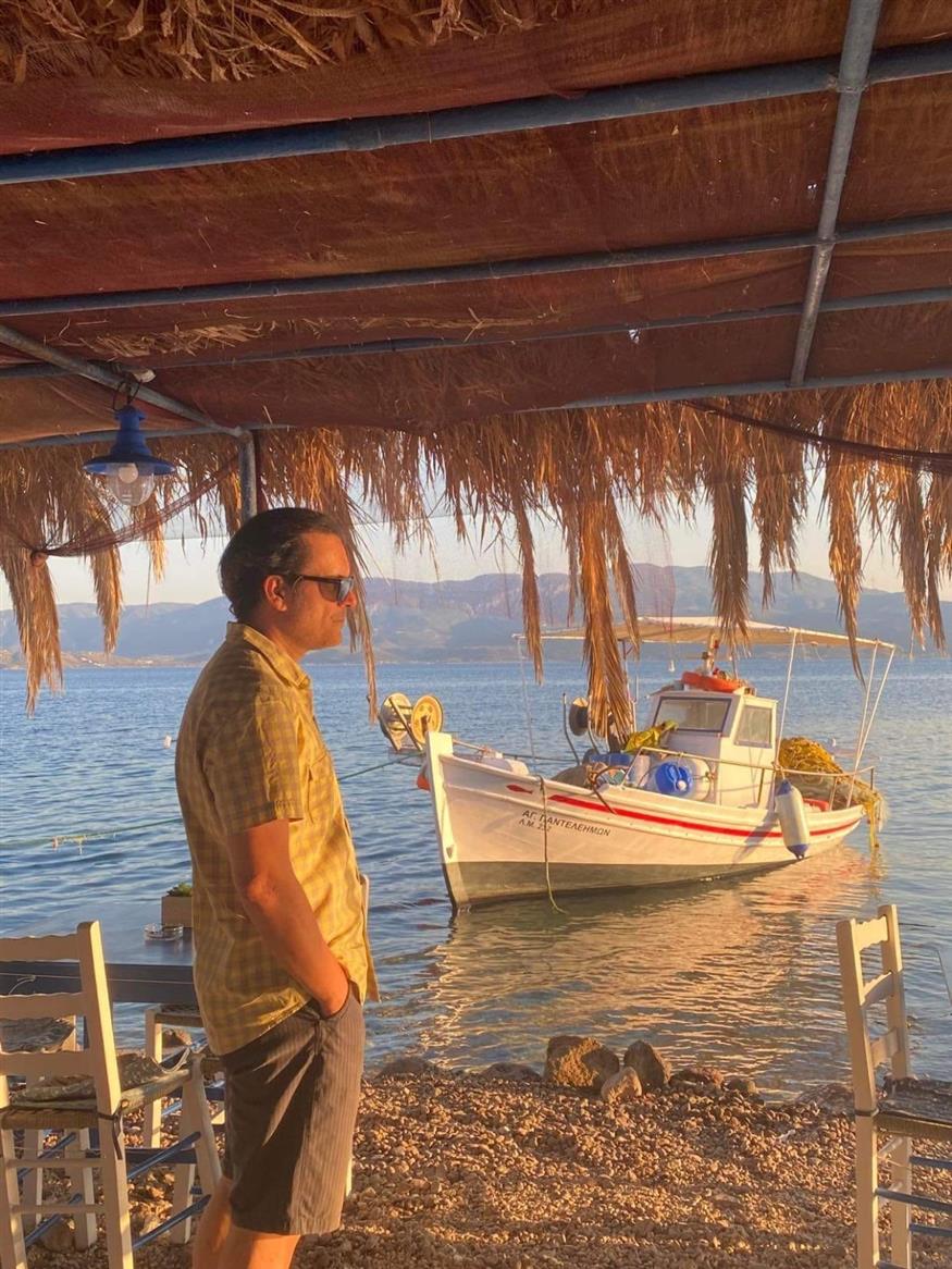 Γεράσιμος Μιχελής Πίστευε ότι τα όνειρα δεν φυλακίζονται. Ότι, ακόμα και μέσα στο σκοτάδι, υπάρχουν τρόποι να τα κρατήσεις ζωντανά