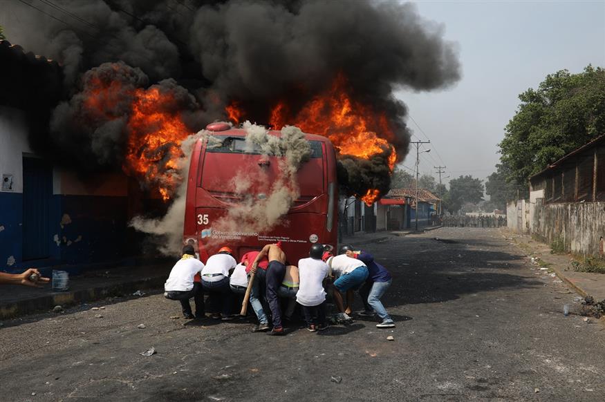 Το φορτηγό με την ανθρωπιστική βοήθεια φλέγεται - το απόλυτο καρέ του Σαββάτου (AP Photo/Rodrigo Abd)