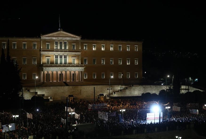 Κόσμος στο Σύνταγμα για τη συγκέντρωση για τα Τέμπη (ΣΩΤΗΡΗΣ ΔΗΜΗΤΡΟΠΟΥΛΟΣ/EUROKINISSI)