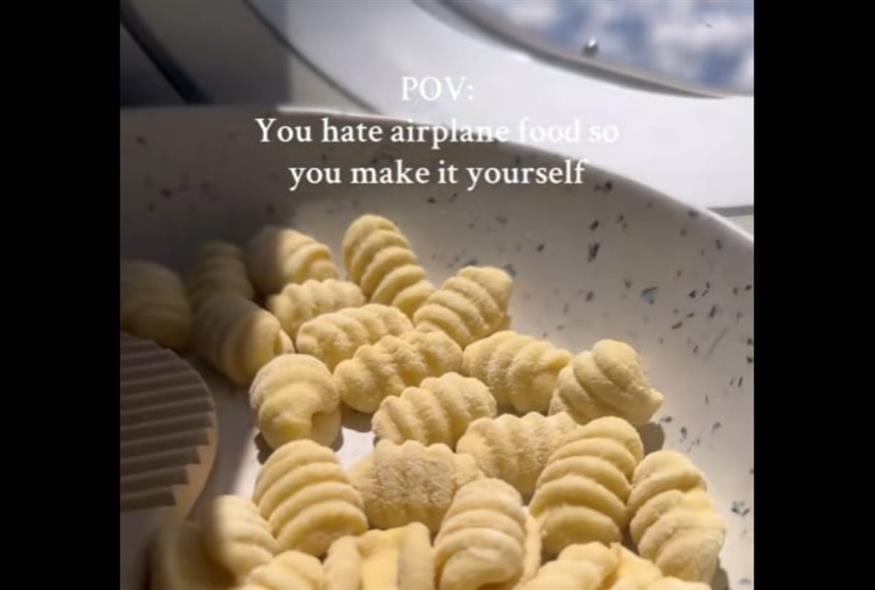 Έφτιαξε φρέσκα ζυμαρικά κατά τη διάρκεια πτήσης (TikTok)