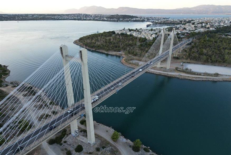 Η υψηλή γέφυρα και στο βάθος η Χαλκίδα. Φωτογραφία Κώστας Ασημακόπουλος