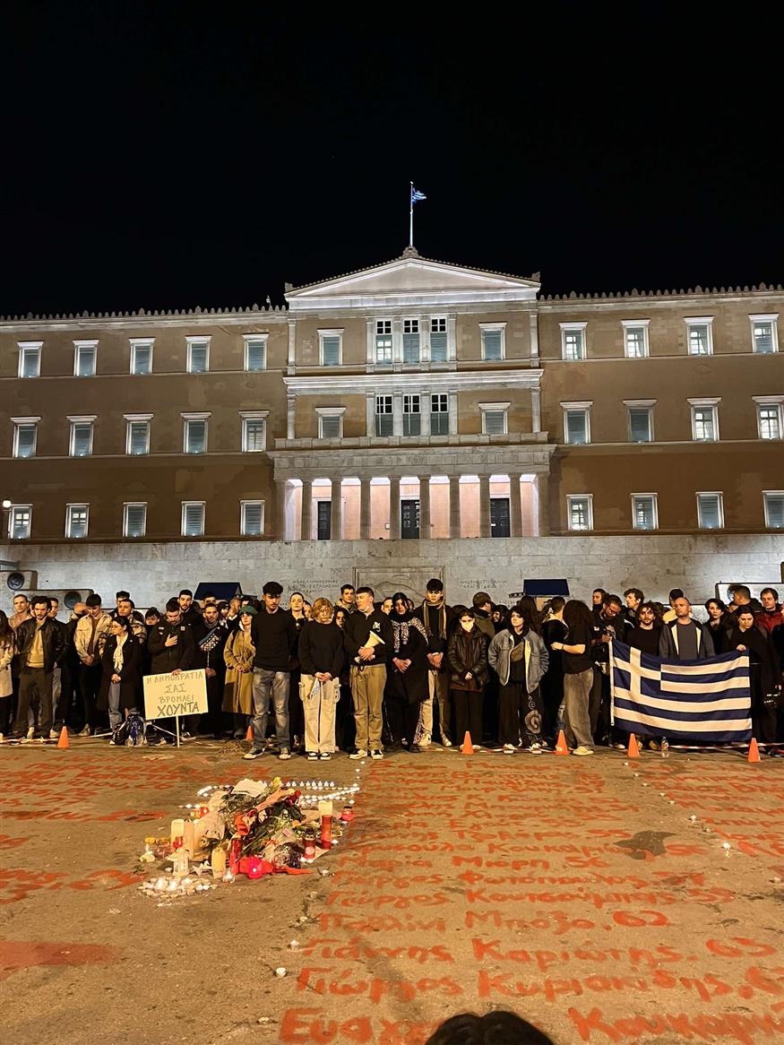 Ενός λεπτού σιγή στη μνήμη των θυμάτων (ethnos.gr/Μάγδα Μπακούση, Αλεξάνδρα Λαοπόδη)