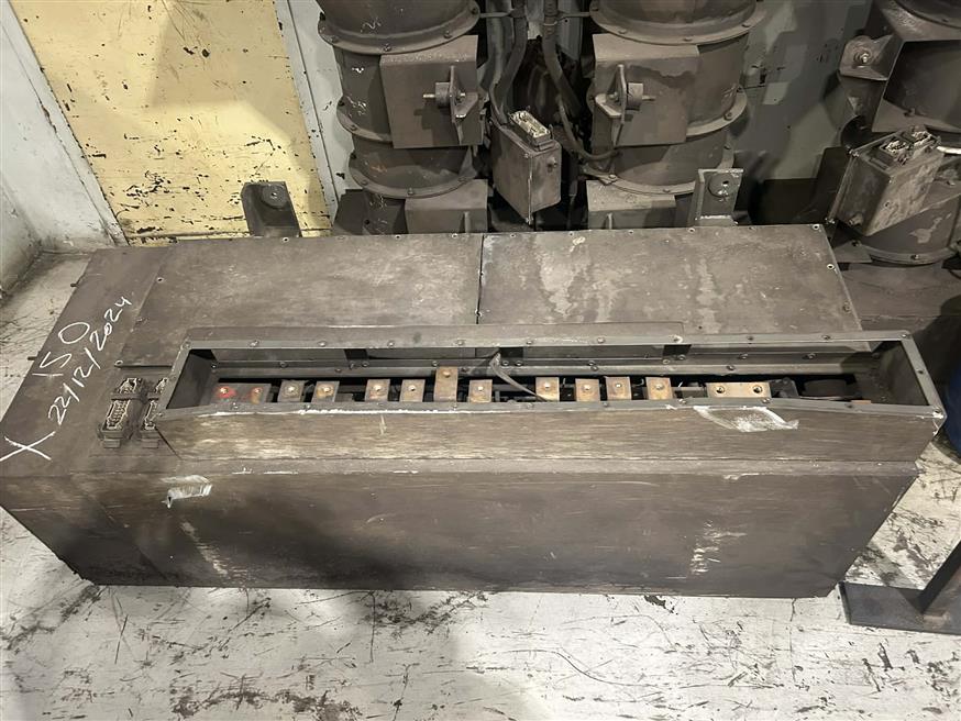 Η επισκευαστική βάση του Πειραιά όπου συχνά στοιβάζεται εξοπλισμός εκατοντάδων κιλών σε ακατάλληλους χώρους και το «μοιραίο» κιβώτιο