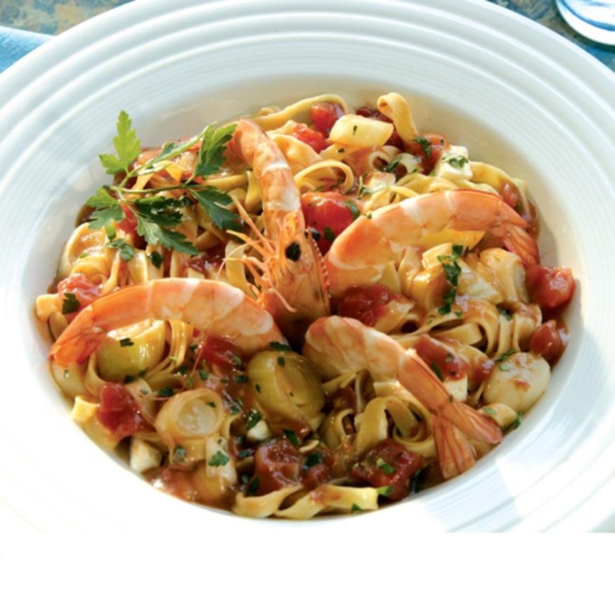Ταλιατέλες με γαρίδες, πράσα και ντομάτα