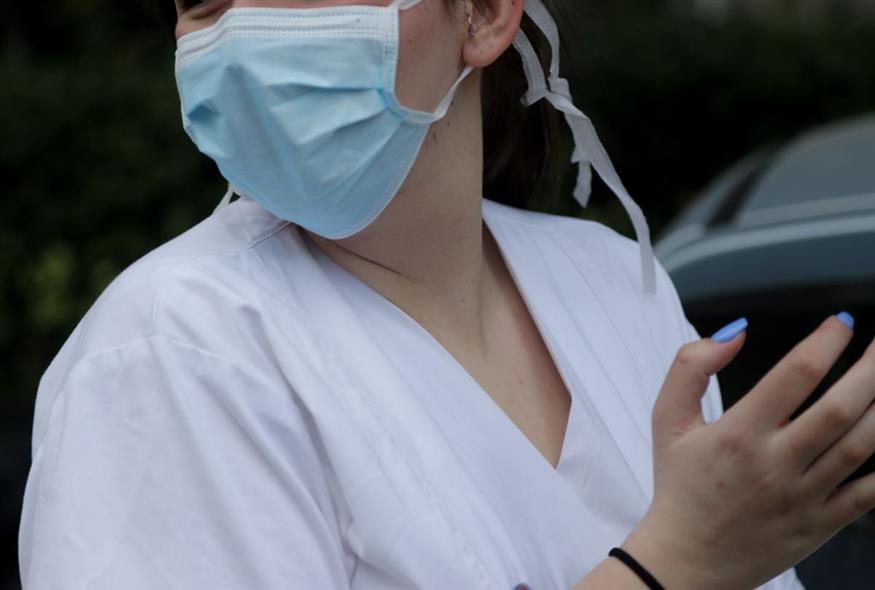 Μια νοσηλεύτρια με τη μάσκα της (ΕUROKINISSI)