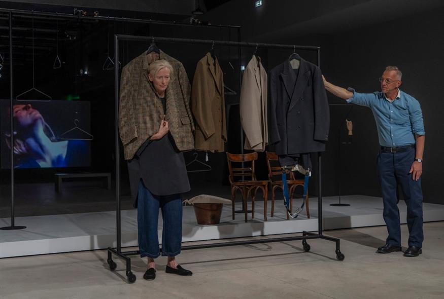 Η Tilda Swinton στην περφόρμανς «A Biographical Wardrobe» (Copyright: Andreas Simopoulos)