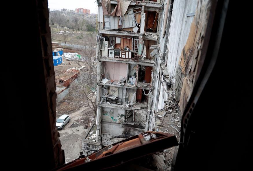 Άποψη πολυκατοικίας, που υπέστη ζημιές κατά τη διάρκεια σφοδρών μαχών, στη Μαριούπολη (AP Photo/Alexei Alexandrov)