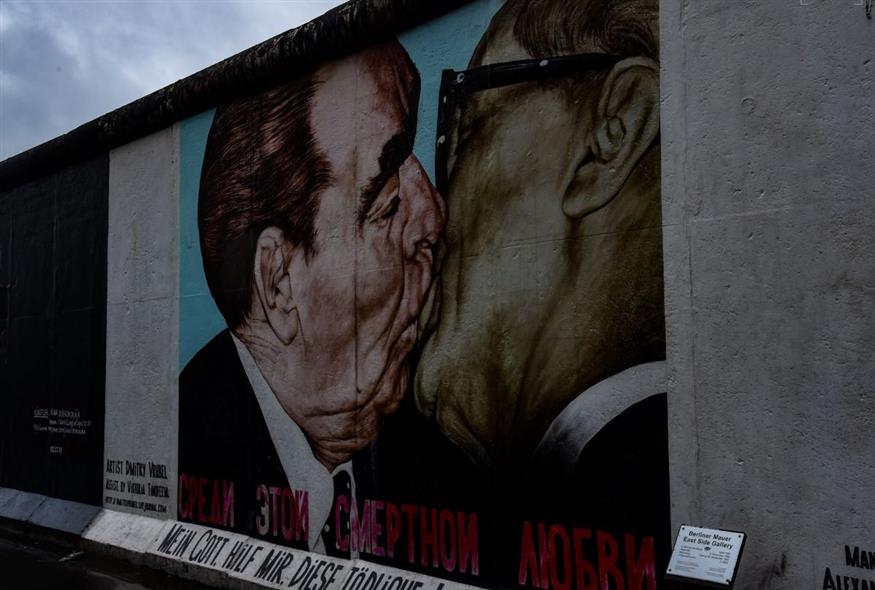 Το φιλί στο στόμα των Μπρέζνιεφ και Χόνεκερ - Το γκράφιτι του Βρούμπελ στο Βερολίνο (Μάγδα Μπακούση/ethnos.gr)