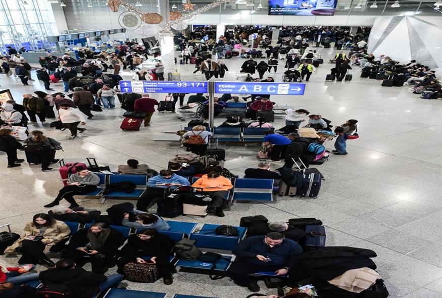 Εικόνες χάους στα ελληνικά αεροδρόμια μετά το πρωτοφανές μπλακ άουτ