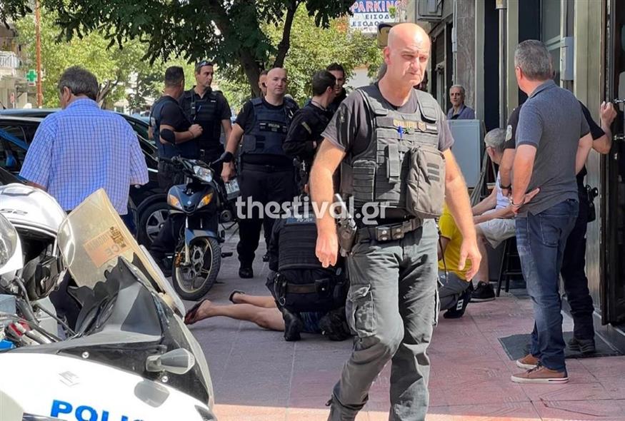 Θεσσαλονίκη: Λογιστής σε αμόκ «πιάστηκε» με εργαζόμενο, έσπασε πόρτα με μπουνιά και πήρε ένα όπλο... ρέπλικα (thestival.gr)