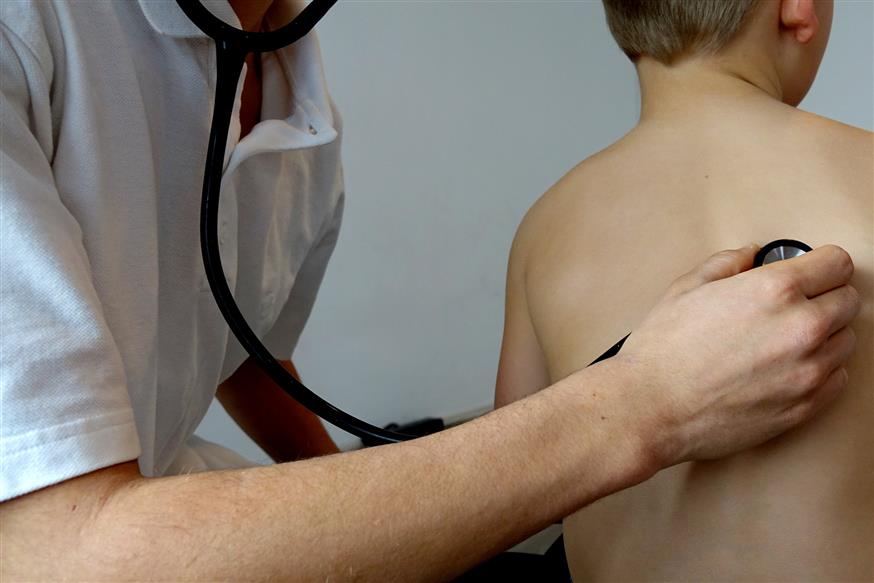 Γιατρός εξετάζει παιδί/pixabay.com