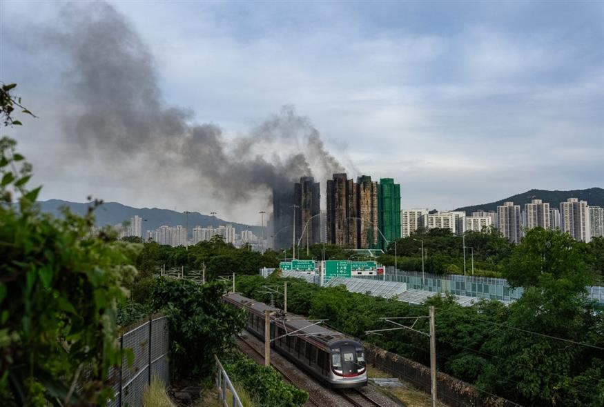 Φωτογραφία από το συγκρότημα πολυκατοικιών που ξέσπασε η πυρκαγιά (Chan Long Hei/AP)