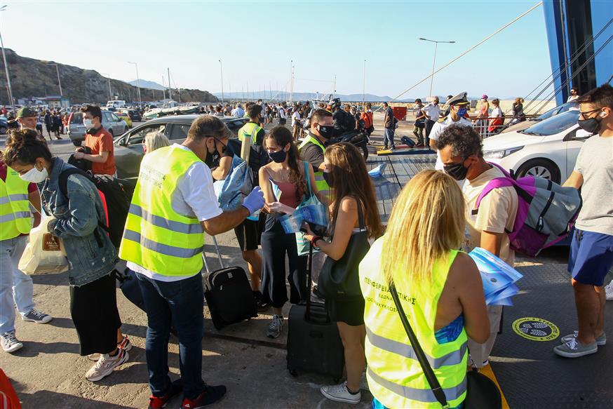 Δειγματοληπτικοί έλεγχοι στο λιμάνι της Ραφήνας (Copyright: Eurokinissi/Θανάσης Δημόπουλος)